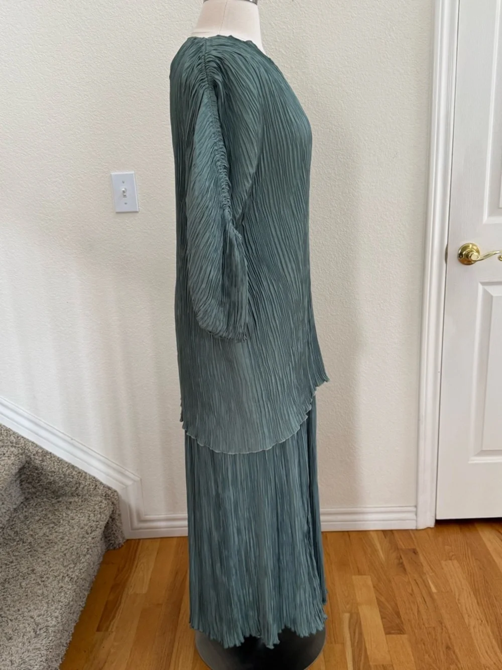 Signed, hand colored & pleated sage green top/shirt. - Picture 5 of 16